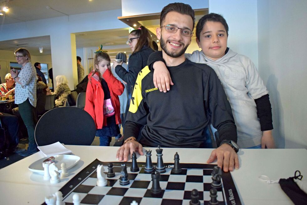 Dirar Rostom og Abdullah Allbacho liker seg veldig godt på «Refugees welcome to Kirkenes» sitt arrangement.
 Foto: Birgitte Wisur Olsen