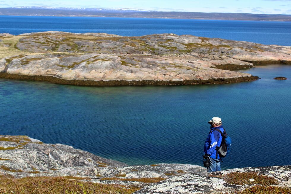Gjennom kikkerten ser vi at den diger ørn og sjøfuglene letter fra holmen i det vi stiger ned til Revholmen. Med kikkert; Tore Ingilæ.
 Foto: Randi Irene Losoa