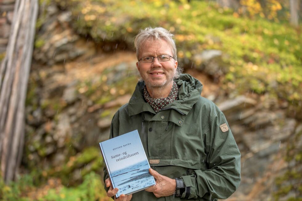 Professor Øyvind Ravna er i disse dager ute med en ny lærebok i same- og reindriftsrett.
 Foto: Jonatan Ottesen, UIT