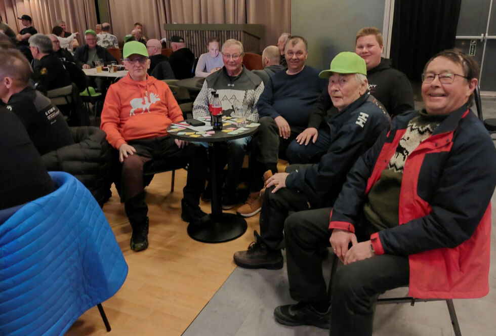 Et fornøyd jaktlag, fra venstre Jan Noste, Per Koi, jaktleder Ken E. Mathisen, Birger Mathisen og Finn Johansen. Bak Kristoffer Mathisen. Glenn Walter Johansen var ikke til stede.
 Foto: Hill Haga