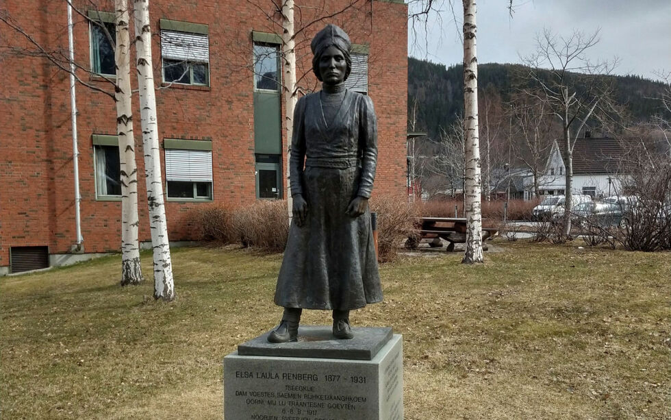 Statue av Elsa Laula Renberg utenfor rådhuset i Mosjøen. Bildet er tatt i en annen sammenheng.
 Foto: Torstein Simonsen.
