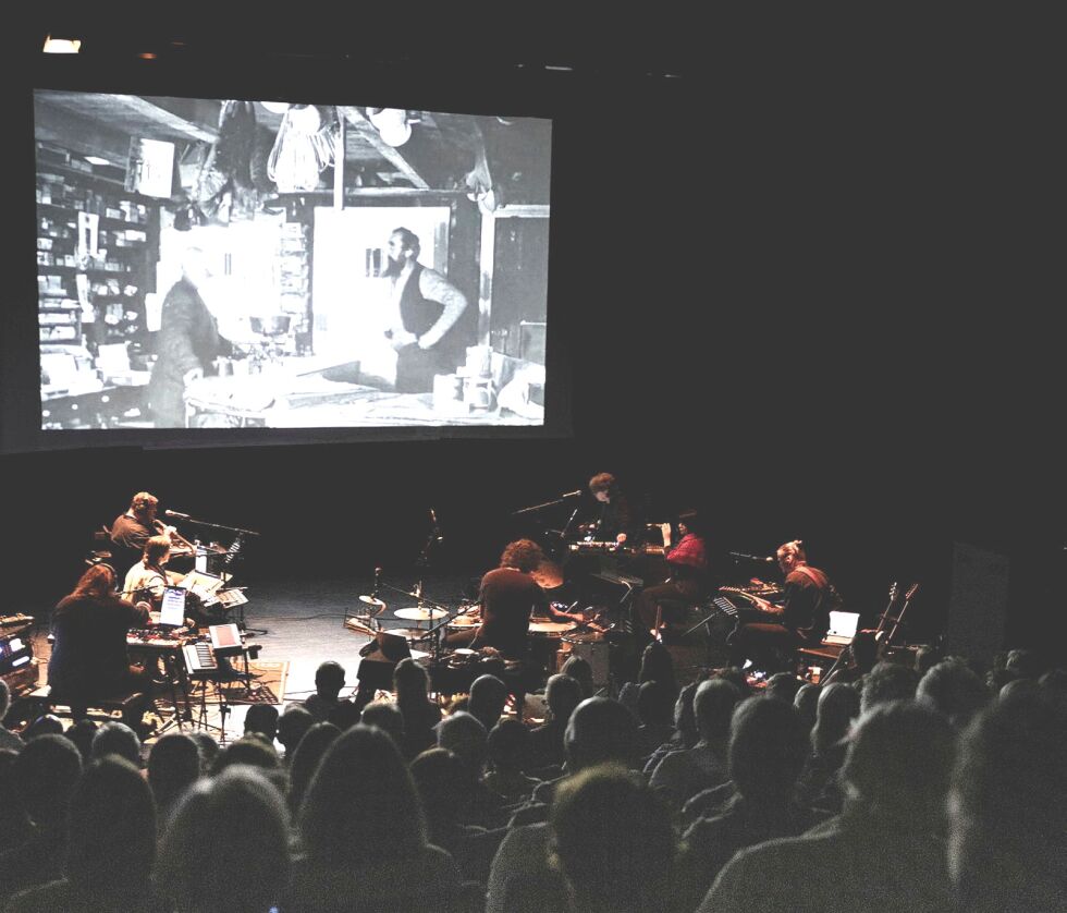 Filmen «Markens grøde» fra 1921 vises med ny samisk musikk fremført live under fremvisningen, i «Ednama sjatto» på Hamsundagene 2024.
 Foto: Martin Losvik