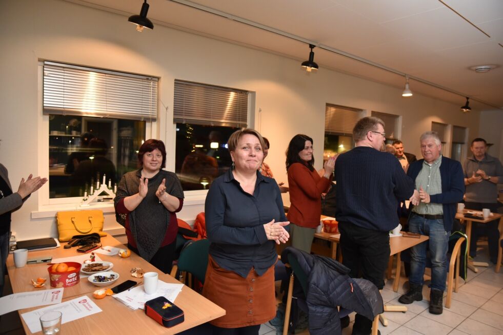 En rørt Aina Borch ble klappet inn som APs ordførerkandidat i Porsanger.
 Foto: Lars Birger Persen