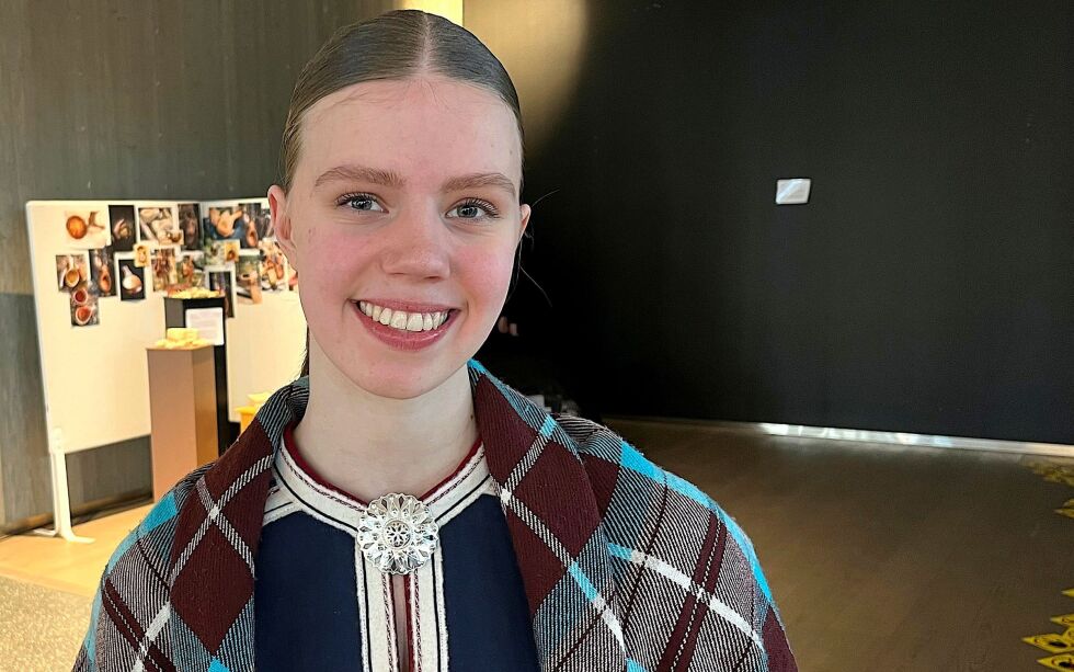 Gjennom et kunstverk som hun har laget på skolen, fortalte elev Kajsa Olsen Sempler om en bit som har manglet i hennes liv.
 Foto: Elin M. Wersland