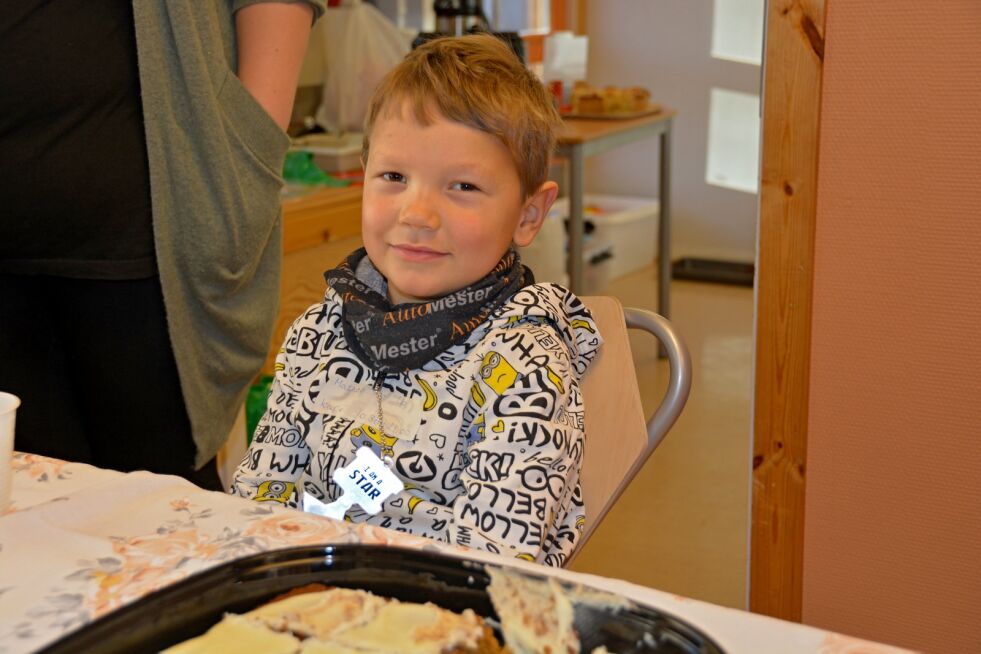 1. klassingen Matheo tok seg tid til en prat med avisa, selv om han var midt i jobbinga i kafeen. Han kunne fortelle at åpen dag er litt artig og at han har vært med på konkurranser og vunnet ballong og godterier.
 Foto: Kristin Marie Ericsson