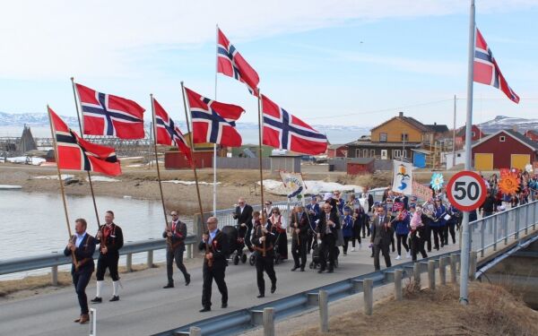 Deler ut «17.mai-penger»