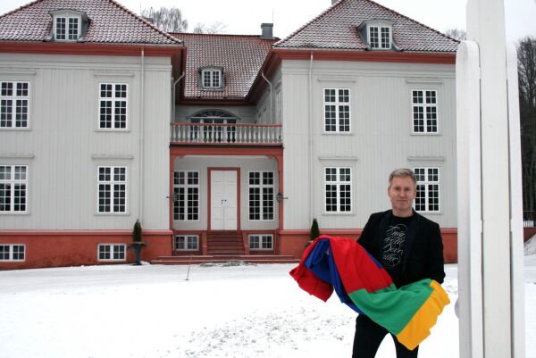 Historisk flaggheising på Eidsvoll