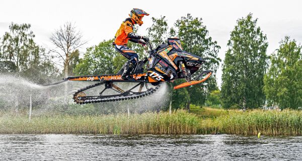 Oppvokst i oljesøl og motordur