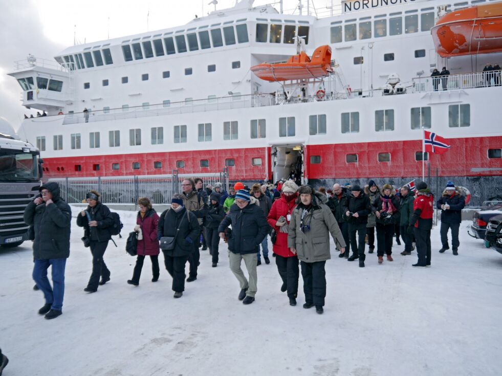 Stadig flere turister kommer til Nordkapp med Hurtigruten vinterstid. Selskapet Hurtigruten AS mener at Rica/Scandics monopol på å drive forretning på Nordkapp har vært et hinder for utvikling av Nordkapp-turismen. Selskapet mener at flere lokale aktører bør slippe til på platået.
Foto: Geir Johansen