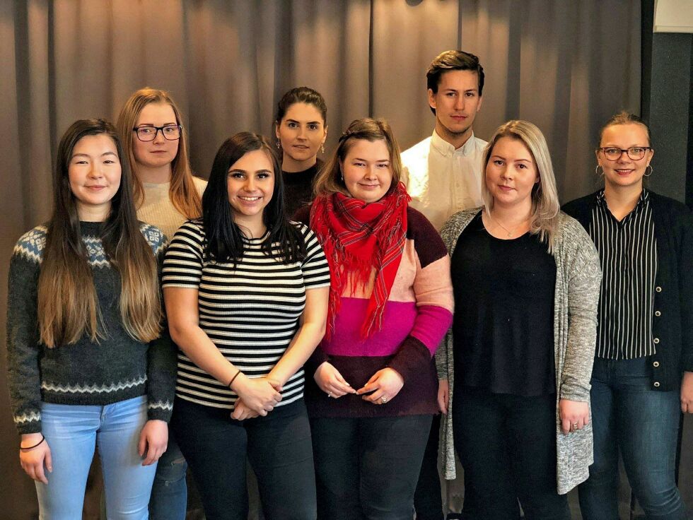 Avtroppende SUPU, Sametingets ungdomspolitiske utvalg: Foran fra venstre: Sajana Olsen (Troms), Grethe Julianne Skum (Vest-Finnmark), Katja Elise Utsi (Nordland), Maja Fjellström (Nord-Trøndelag) og Kristine Ballari (Øst-Finnmark). Bak, fra venstre: Stine Ericsson Anti (Øst-Finnmark), Andine Knudtson (Sør-Norge) og leder Ole-Henrik Bjørkmo Lifjell (Nordland). Alfred Mikkel Kuoljok (Nordland) og Laara Sparrok (Nordland) var ikke til stede da bildet ble tatt.
 Foto: Sametinget
