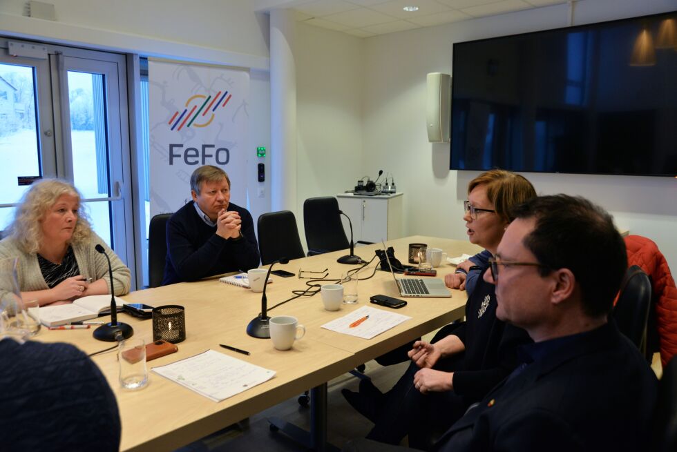 Temperaturer steg faretruende mot slutten av dialogmøtet mellom FeFo og Nordkapp formannskap torsdag, her representert med Bente Haug og Jan Olli fra FeFo, og Jan Olsen (nærmest kamera) og Heidi Holmgren fra Nordkapp.
 Foto: Sonja E. Andersen