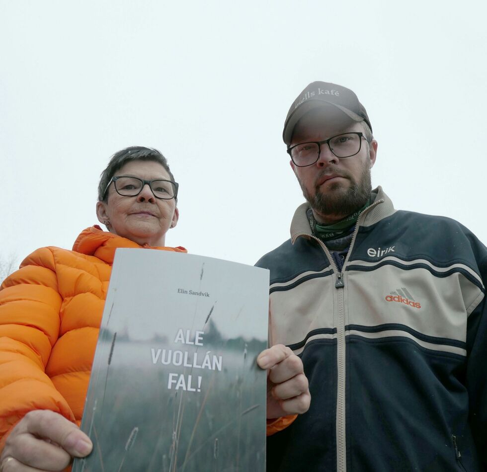 Elin Sandvik sammen med sønnen Håvard som var en av hennes viktigste motivatorer i kampen mot døden. Nå har hun skrevet den første boka på samisk noensinne om livet med og imot kreftsykdommen.
 Foto: STEIN TORGER SVALA