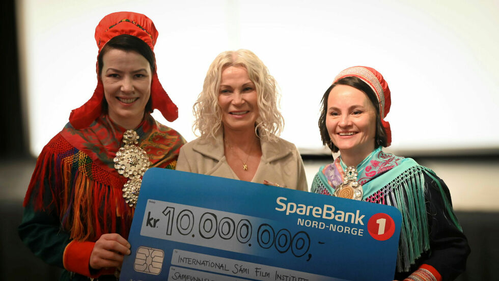 Anna Lajla Utsi (til høyre) hadde gledet seg til å lanserer nyheten. I midten Hanne Karoline Kræmer, konsernsjef for Sparebank1 Nord-Norge, og prosjektleder Maria Utsi (til venstre).
 Foto: Irmelin Klemetzen