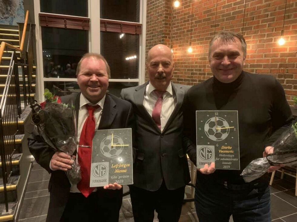 Leif-Jørgen Mienna (til venstre) og Darko Vucenovic (til høyre) var blant de som fikk tildelt priser av leder i fotballkretsen, Torkjell Johnsen. Johnsen ble forøvrig gjenvalgt som leder av Finnmark fotballkrets.
Foto: FFK