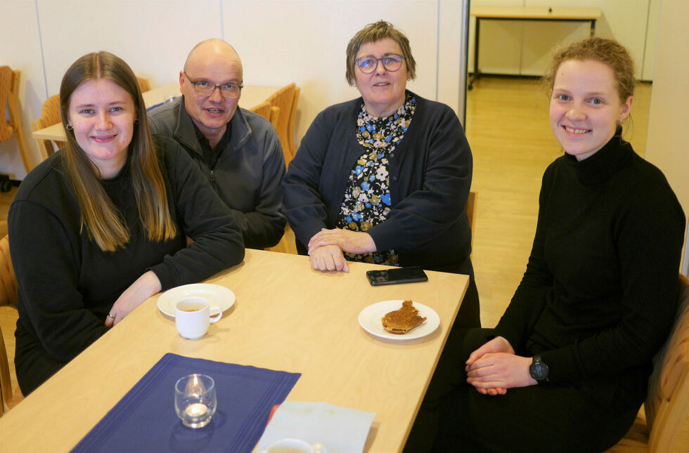 Prestestudentene Ingrid Aune (til venstre) og Margrethe Pettersson (til høyre) valgte seg Magerøya fremfor Spania og USA da de skulle ut i praksis. Her sammen med Niels Westphal og Bente Floer.
Foto: Geir Johansen