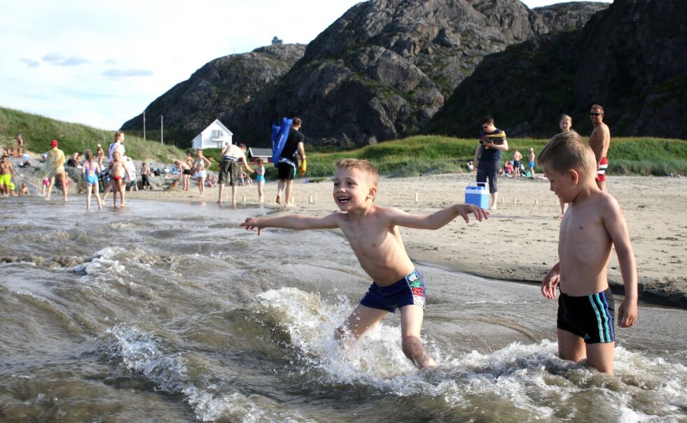 Ungene hoppet og sprutet vann på hverandre i deilig sommertemperatur på lørdag.
 Foto: Silje L. Kvammen