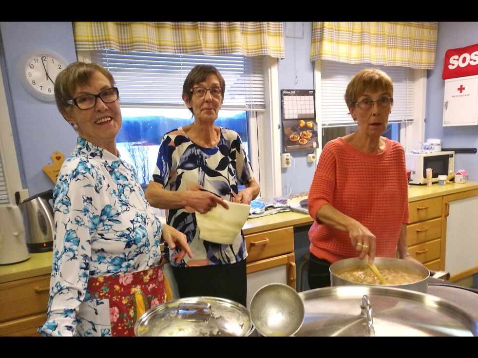 Rigmor Nordstrand (fra venstre), Kari-Anne Kristiansen og Jorund Kristiansen sørget for at alle fikk noe godt å spise. Og godt var det. Det kan Ságat skrive under på.
 Foto: Erik Brenli