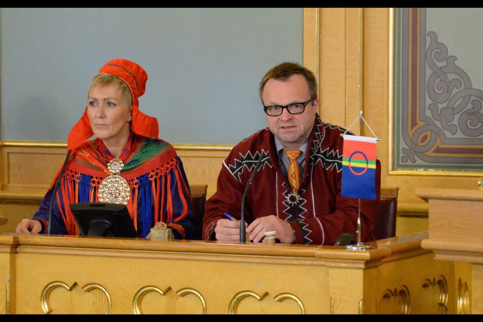 Plenumsleder Jørn Are Gaski (Ap) og nestleder Anita Persdatter Ravna (NSR) er ikke alltid enig. Bildet er fra lagtingssalen hvor Sametinget avholdt plenumsøte sist høst.
 Foto: Steinar Solaas
