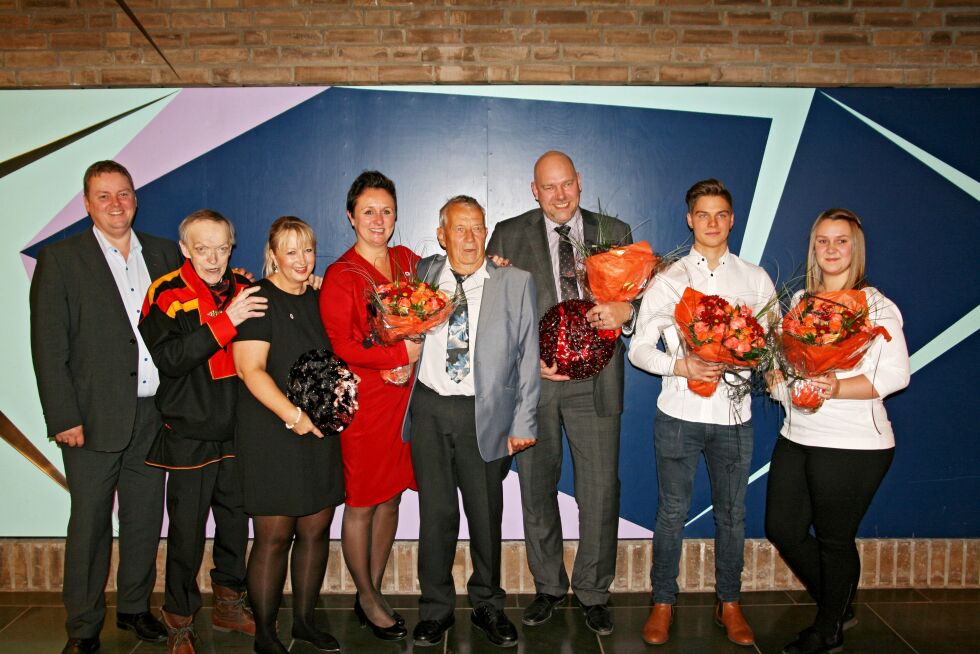 Prisvinnerne samlet. Fra venstre fylkesordfører Runar Sjåstad, prisvinnerne Nils Utsi, Line Ottem, Grete Rugland, Arne Pettersen, Hans-Jacob Bønå, Andreas Aslaksen Sigvartsen og Hanne Figenschou.
 Foto: Bjørn Hildonen