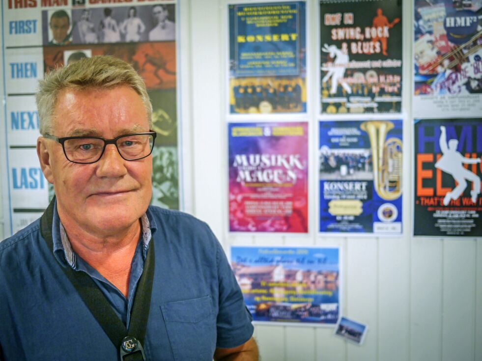 Han setter stor pris på det gode samarbeidet HMF har med lokale musikere og sangere. Plakatene i bakgrunnen forteller om flere konserter hvor dette gode samarbeidet har kommet til uttrykk. Dette var også fremtredende under jubileumskonserten som HMF holdt 7. april i år.
 Foto: Geir Johansen