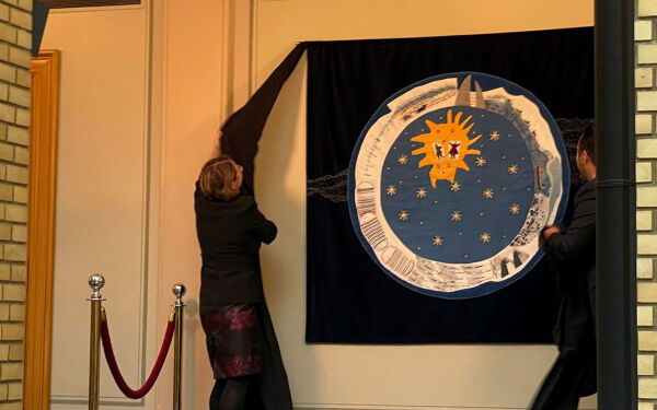 Samisk kunstners verk avdukes på Stortinget