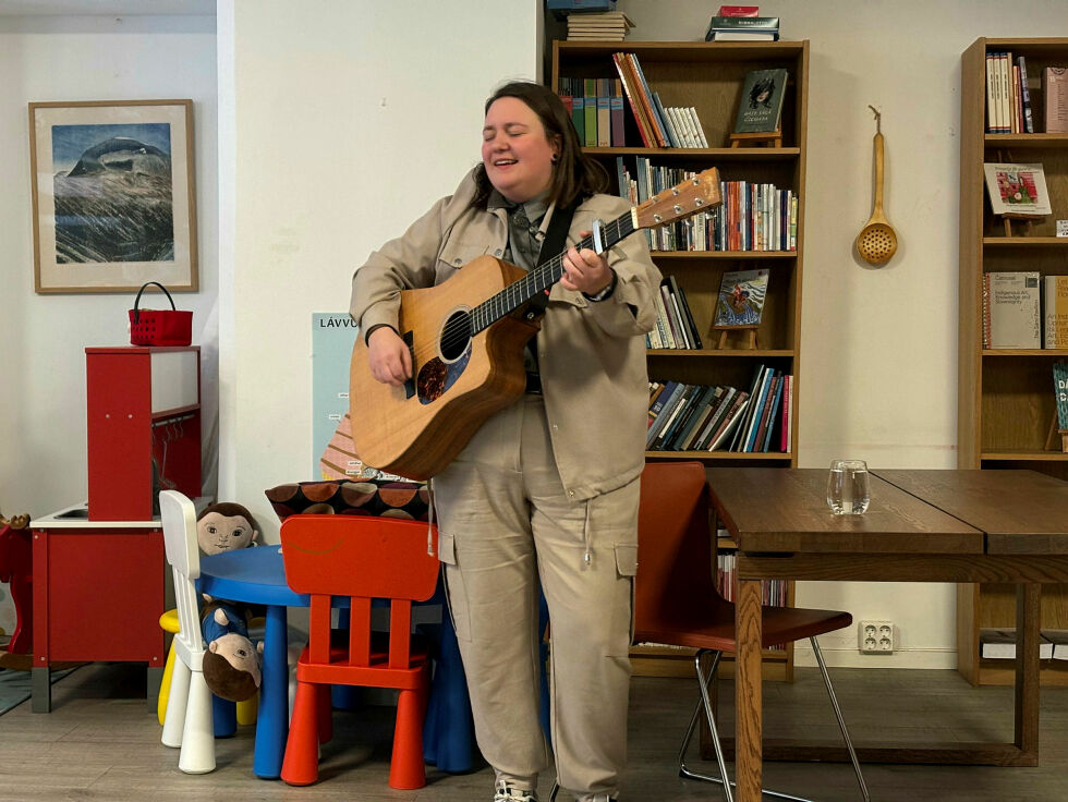 Elle Máijá Klefstad Bær holdt intimkonsert for de besøkende.
 Foto: Privat
