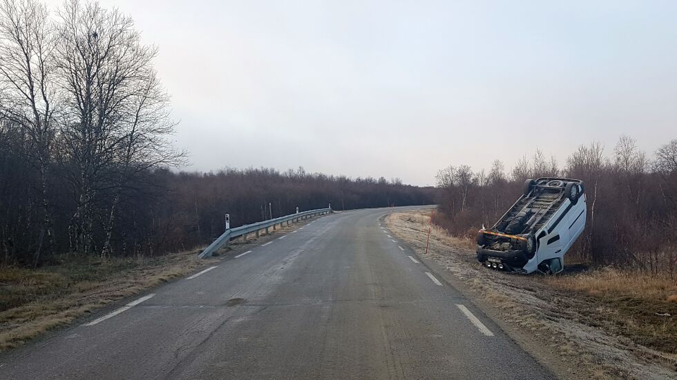 En real utforkjøring på tildels blankslitte sommerdekk mellom Laksnes og Sirbmá. Varebilen var svenskregistrert.
 Foto: Tom Hardy