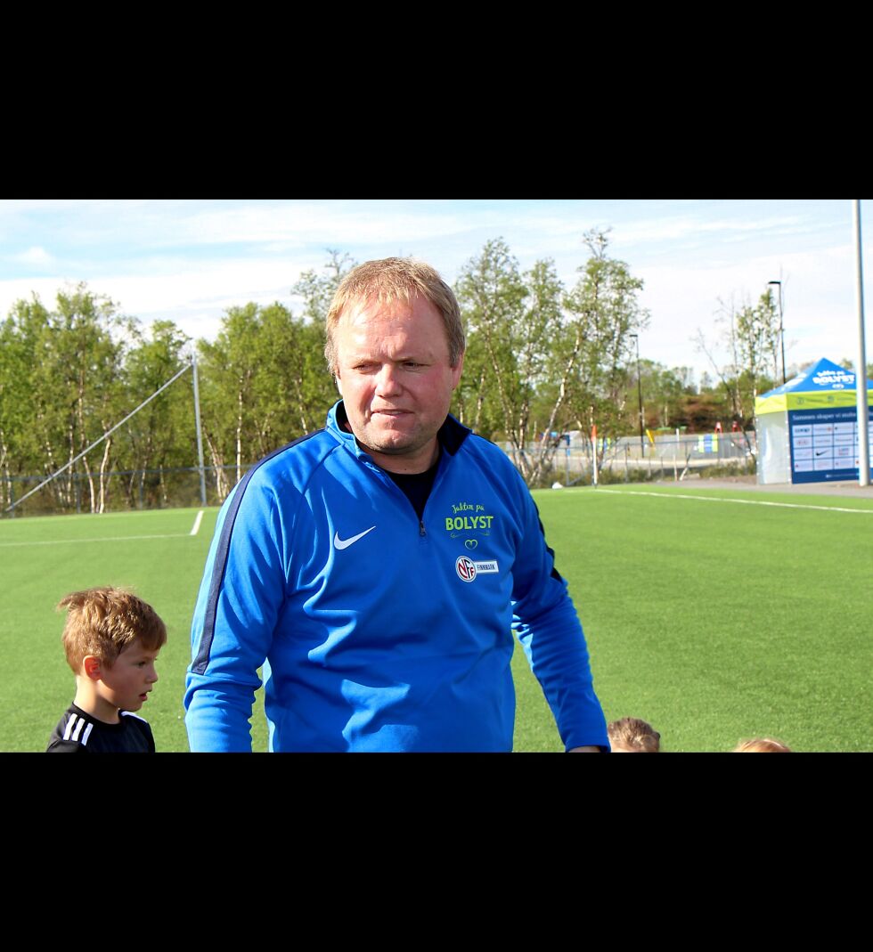 Roger Finjord i fotballkretsen forteller om stor suksess med Bolystprosjektet som ble gjennomført sist sommer. Her fra da prosjektet besøkte Tana.
 Foto: Torbjørn Ittelin