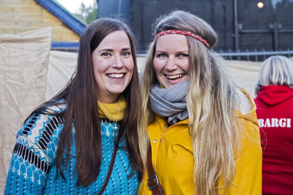 Tone Haugen Øyen fra Trøndelag og Kristine Blomlie Aa fra Narvik sov i hengekøye i Bieskkenjárga etter festlighetene under BeskánLuossaRock.
 Foto: June Helén Bjørnback