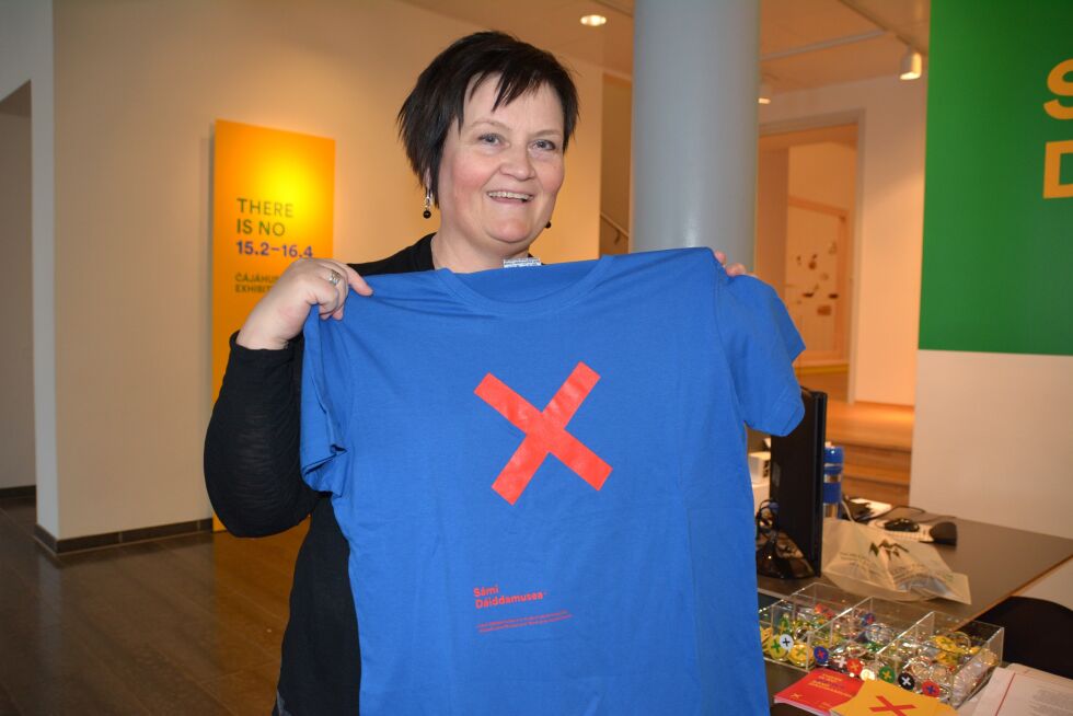 Siv Reidun Sandnes er en av dem som har tatt turen til Samisk kunstmuseum, som eksisterer som en performance i to måneder. I denne forbindelse kjøpte hun en t-skjorte med et kryss.
 Foto: Elin Margrethe Wersland