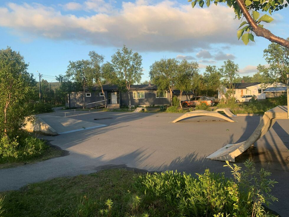 Skate­par­ken lig­ger i om­rå­det ved Bygge­bi­stand AS, vel­dig sen­trums­nært i Fos­se­vei­en, men skal nå flyt­tes til om­rå­det rundt mil­jø­bygg­et/råd­hus­et/kios­ken i Tana­bru. FOTO: BEN­DIK HAR­DY