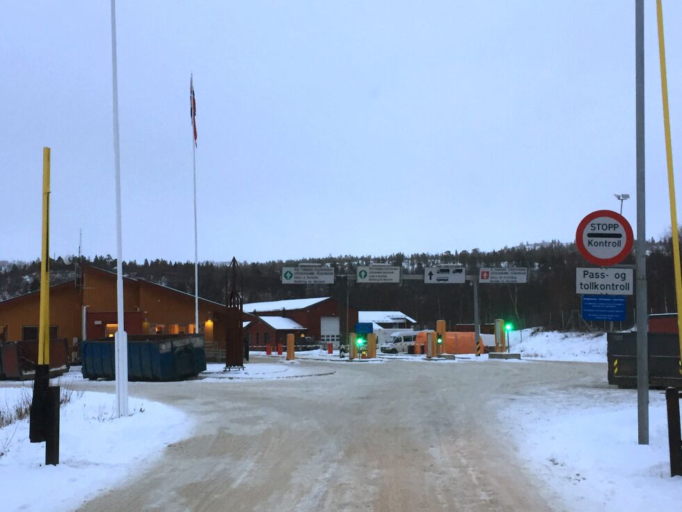 Etter at russerne nå godtar at returnerte flyktninger slipper å benytte sykkel for å komme inn i Russland, får de nå buss de to hundre meterne det gjelder. Dette er mesteparten av den omtalte strekninga.
 Foto: Hallgeir Henriksen