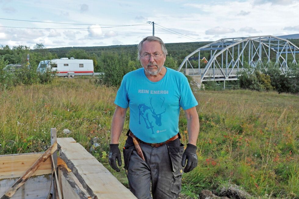 Jan Daleng er bokstavelig «hands on» når det gjelder den materielle delen av den gamle kvænske kulturen i Børselv.
 Foto: Oddgeir Johansen