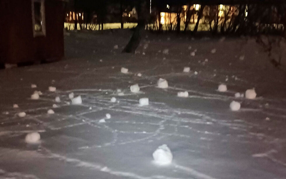Magne Henning Persen ble forundret over alle sneballene som vinden laget i Lakselv fredag. Lett og kram sne i kombinasjon med kraftige vindkast, resulterte i sneballer opp til 20 centimeter.
 Foto: Magne Henning Persen