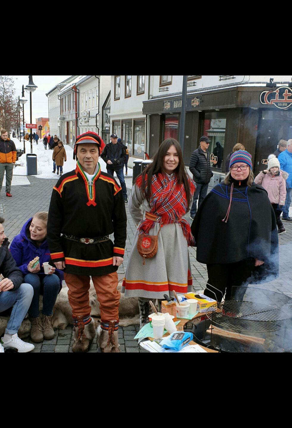 Vilgisvárre fikk sentral plass på årets første bylørdag i Harstad. Tore Johnsen og Maja Olsen fra Vilgisvárre og Britta Olsen fra Grovfjord reinbeitredistrikt. (Foto: Steinar Solaas)