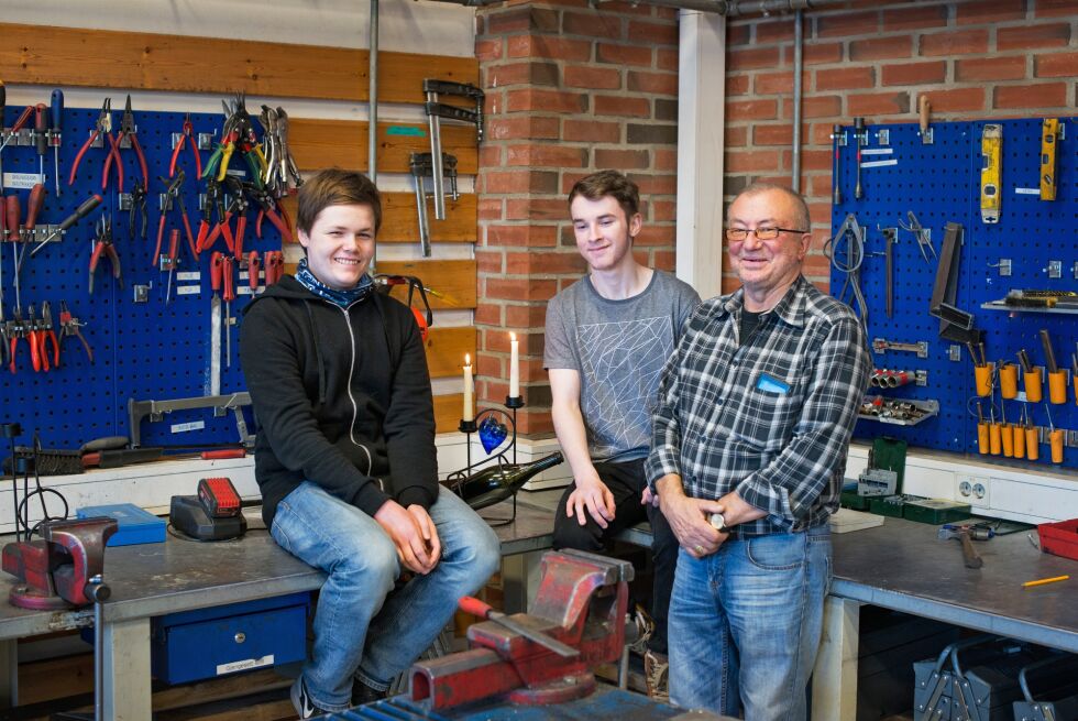 Per Kristian Grønnvoll Krokmo (16) og Alexander Bakke sammen med kontaktlærer Olav Sara Nikkinen. Til daglig består klassen av tre elever.
 Foto: Frøydis Falch Urbye