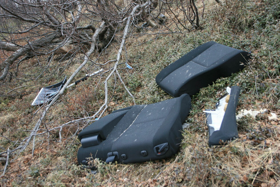 Det ligger paller, rester av bilseter og sneskufler og flere meter toalettpapir i buskene nedenfor bakken.
 Foto: Anthon Sivertsen