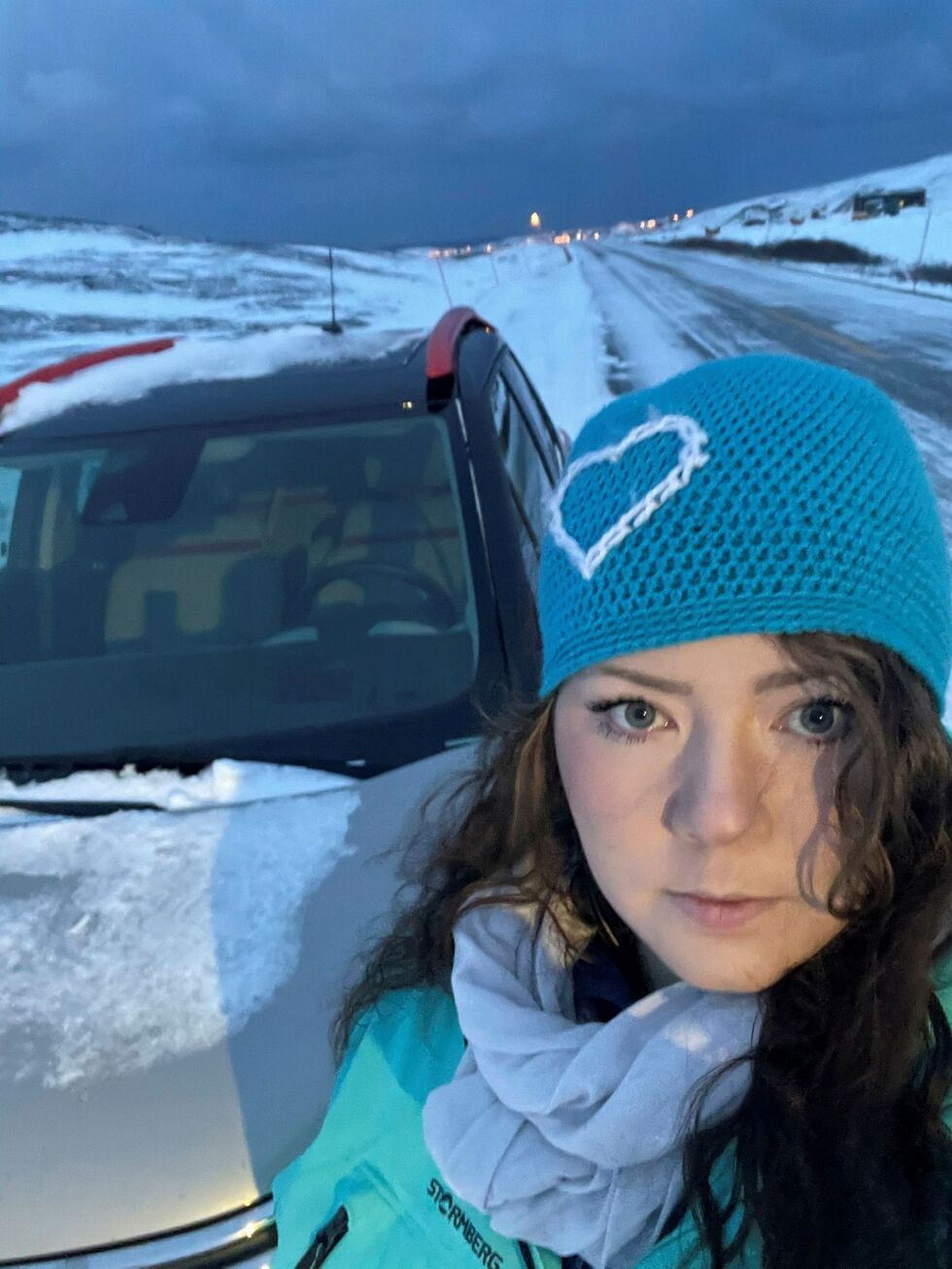 Hjemmesykepleier Mairen Akerhei sier hun ikke kan beholde jobben hun er så glad i når hun ikke kommer seg hjem fra jobb - eller til jobb - på grunn av manglende brøyting om natta.
 Foto: Selfie