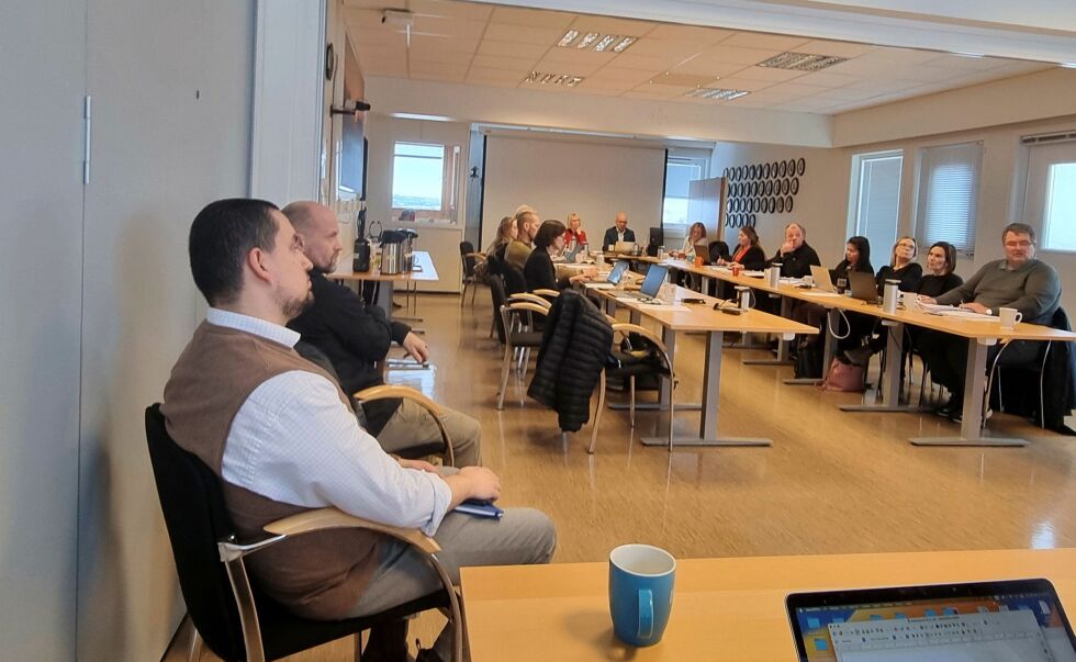SVs Martin Velky (nærmest) måtte innta tilhørerbenken under behandlingen av inntak av ukrainske flyktninger.
 Foto: Torbjørn Ittelin