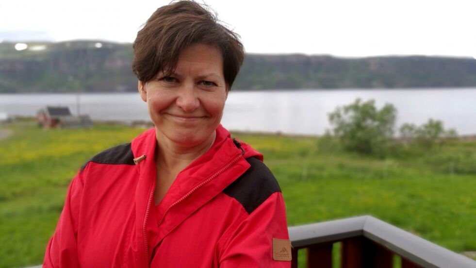 Helga Pedersen smiler fornøyd etter at hun har fått ny jobb - som passer perfekt med det å være sauebonde i Vestertana.
 Foto: Tom Hardy