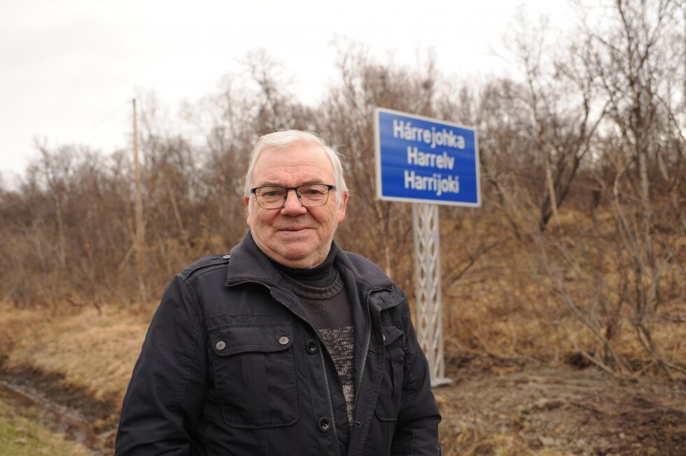 Alf Steinar Børresen gleder seg over at det kvænske stedsnavnet er kommet på plass.
 Foto: Birgitte Wisur Olsen