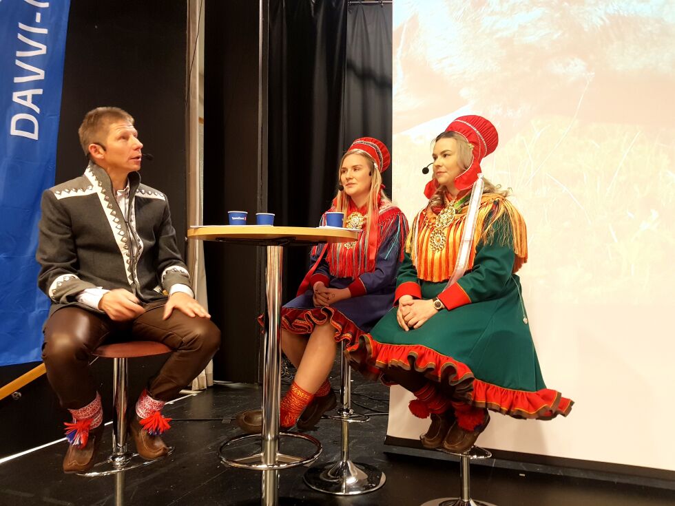 Banksjef Per Olaf Persen (til venstre) og de to rådgiverne Márgget Smuk (i midten) og Sárá Márjá Utsi (til høyre) besatte et minipanel og svarte på samisk hvorfor de kom hjem til Finnmark, og hadde også en del visjoner om fremtidens Tana.
 Foto: Tom Hardy
