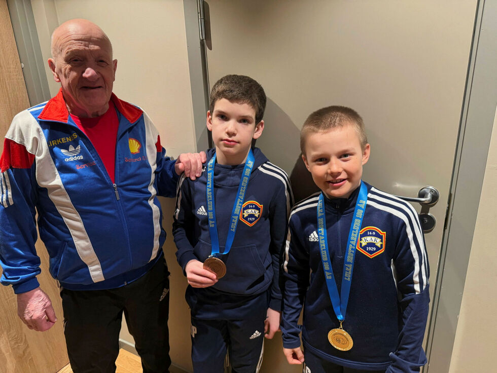 Trener Willy Bangsund med Zhenyia Podlisevich og Johannes Grahn.
 Foto: Kirkenes Atletklubb
