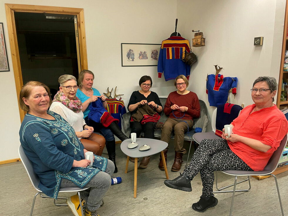 Wivian Johnsen, Ann-Rose Dahl, Hilde Porsanger, Anne Marie Utsi, Inkeri Laitinen og Eli-Marie Roska. Også Heidi Merethe Wilsgård og Ingebjørg Gjessen Trosten har vært med på kurset. Flotte plagg er laget, og så har det også vært trivelig og humørfullt underveis.
 Foto: Birgitte Wisur Olsen