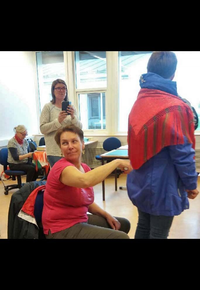 Kurslærer Liv Solfrid Mathisen hadde mange lærevillige kursdeltakere, blant andre Ragnhild Melleby Aslaksen (bak) og modell for anledningen, Tove Anthi.
 Foto: Privat