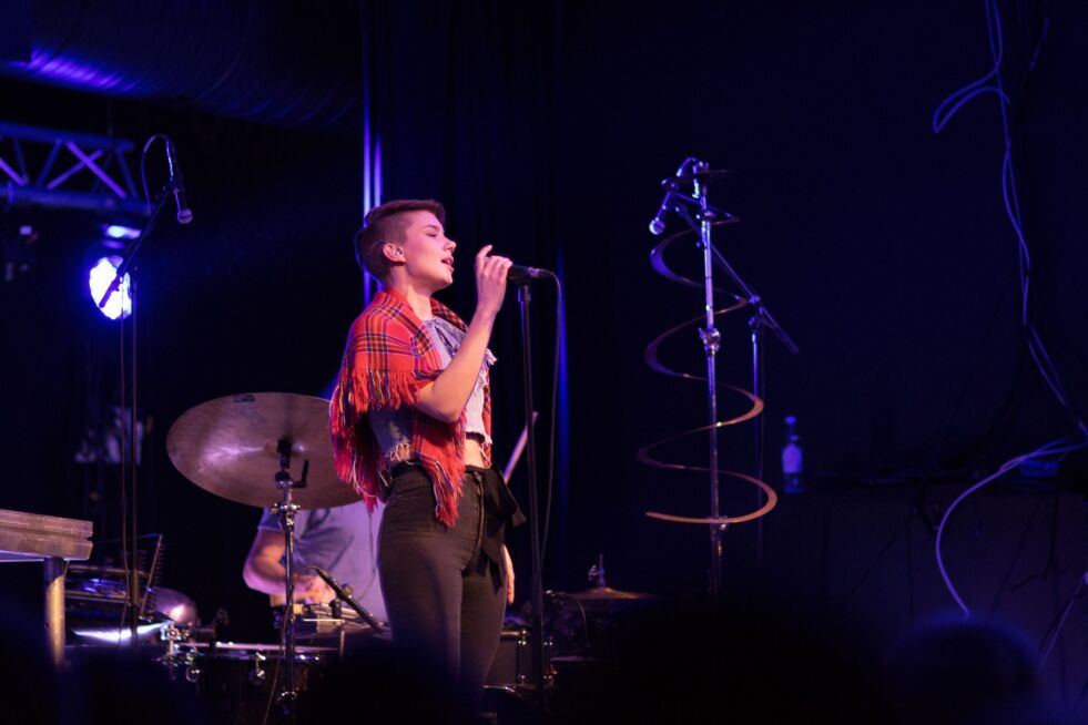 Ella Marie sang slik bare Ella Marie kan, og ga ungdommene i Kirkenes et skikkelig fyrverkeri med sin energiske tilstedeværelse på scenen under konserten tirsdag.
 Foto: Silje L Kvammen