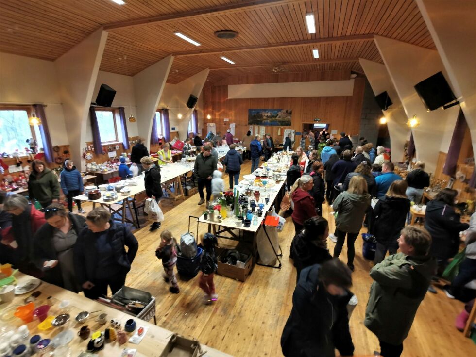 Det er om å gjøre å stå først i køen for å sikre seg røverkjøpene. Mange stilte seg i kø allerede en halv time før dørene åpnet på Skogfoss. Utvalget av brukte ting er omfattende. Alt fra små nips, pyntegjenstander, kunst, klær, kjøkkenutstyr til større ting som bord, sofa og stoler var samlet inn til loppemarkedet. A
 Foto: Yngve Beddari