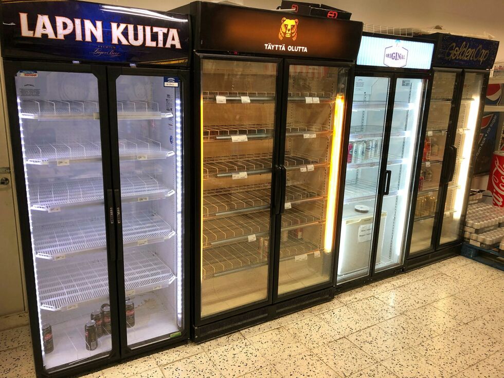 På butikkene i Njaudam, eller Näätämö, var det svært tomt i ølskapene på torsdag. Heldigvis, for de øltørste på Pekka-handel, fylles de nå opp med den populære drikken. Foto: Hallgeir Henriksen