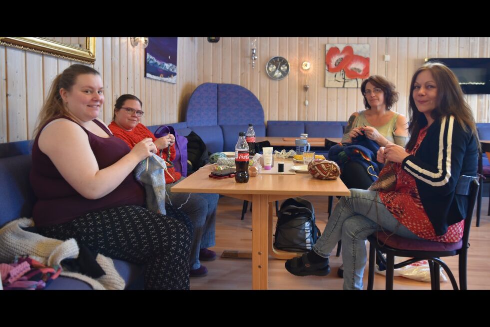 Denne gang ble det strikkefokus på den nyoppstartede hobbykafeen på Fjordutsikten. På bildet fra venstre: Cecilie Aflekt Hammari, Karina Karoline Mikalsen Sjöblom, Julianne W. Pedersen og Wenche Johansen.
 Foto: Kristin Humstad