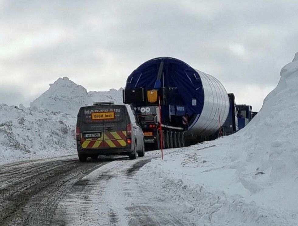 Her er en av tårnmodulene på tur opp på Øyfjellet. Bildet er fra i april. Per i dag er alle 72 vindturbinene reist.
 Foto: Øyfjellet Wind